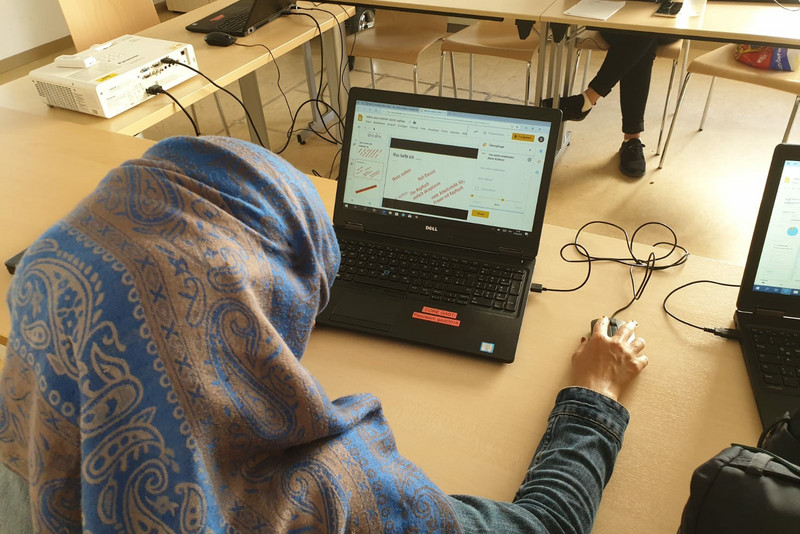 دورة تكنلوجيا المعلومات للنساء الناطقات باللغة العربية